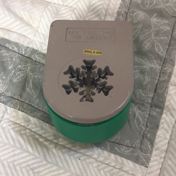 ❄️ Large 1 1/2” Snowflake Craft Punch ❄️ - Picture 2 of 2